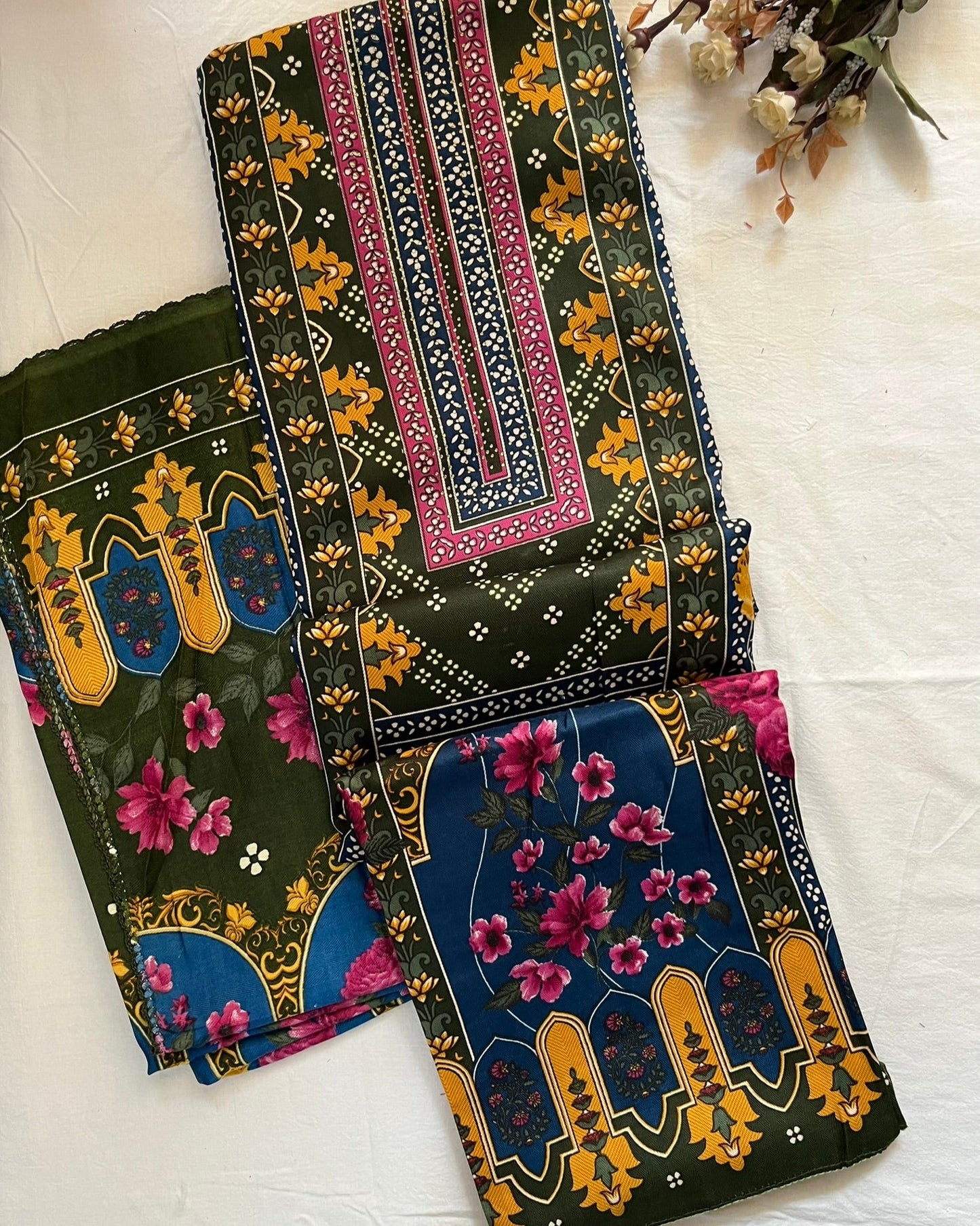 Pashmina Spun Digital Print Suit with Lace-Detail Stole & Plain Bottom
