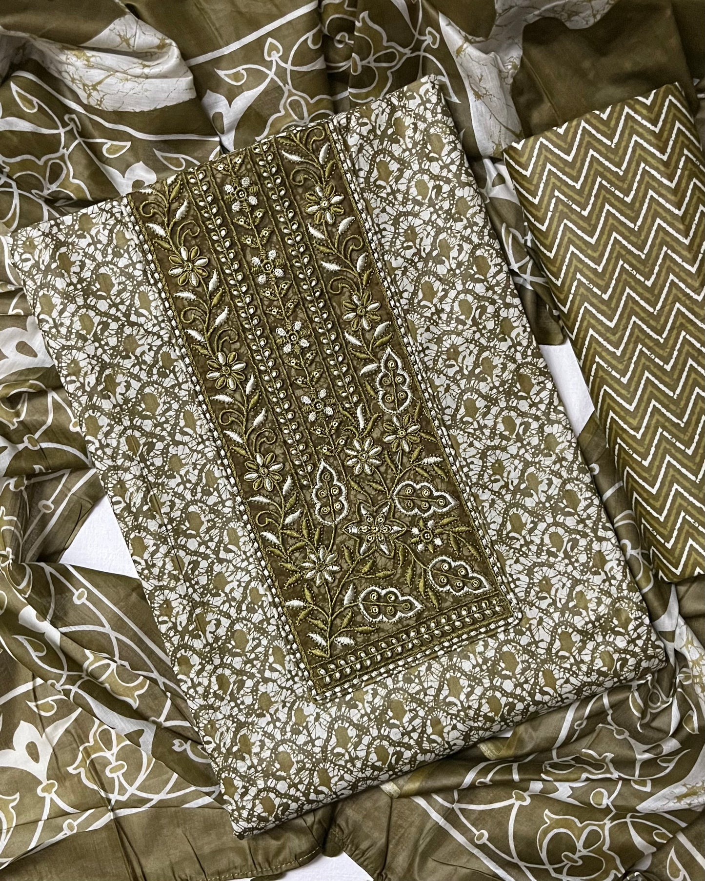 Sukoon Pure Cotton Suit Set with Embroidered Neck Patch - Mehndi Green